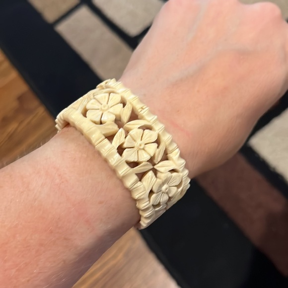 Cream Plastic Floral “Carved” Stretch Bracelet - Picture 3 of 3